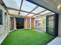 House - Sleeps 16, Parking, Pets Allowed & Jacuzzi
