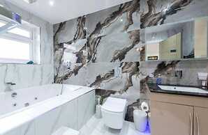 Stylish 6-bed Retreat With Parking and Jacuzzi