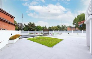 Stylish 6-bed Retreat With Parking and Jacuzzi