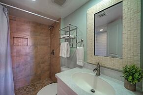 Pour Me a Vacation Mins to Beach Community Pool Tennis Court Private B