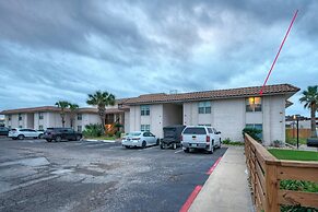 Pour Me a Vacation Mins to Beach Community Pool Tennis Court Private B