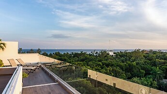 Luxury Studio Rooftop Pool and Jacuzzi