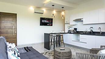 Luxury Studio Rooftop Pool and Jacuzzi