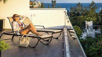 Luxury Studio Rooftop Pool and Jacuzzi