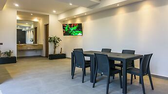 Luxury Studio Rooftop Pool and Jacuzzi