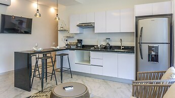 Luxury Studio Rooftop Pool and Jacuzzi