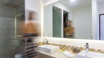 Luxury Studio Rooftop Pool and Jacuzzi