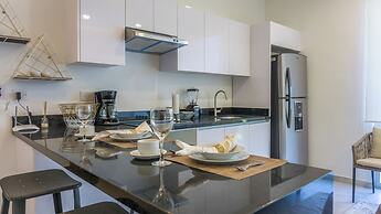 Luxury Studio Rooftop Pool and Jacuzzi