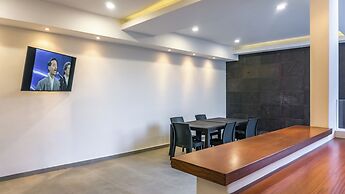 Luxury Studio Rooftop Pool and Jacuzzi