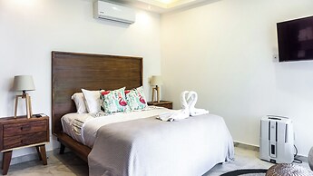 Luxury Studio Rooftop Pool and Jacuzzi