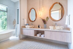 Tropical Oceanview Retreat 11br for 27 Guests