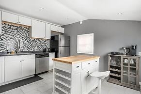 Charming 2 Bedroom with in Home Gym