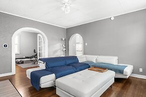 Charming 2 Bedroom with in Home Gym