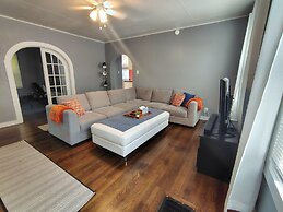 Charming 2 Bedroom with in Home Gym