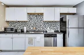 Charming 2 Bedroom with in Home Gym