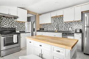 Charming 2 Bedroom with in Home Gym