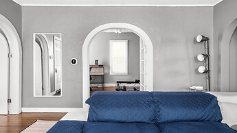 Charming 2 Bedroom with in Home Gym