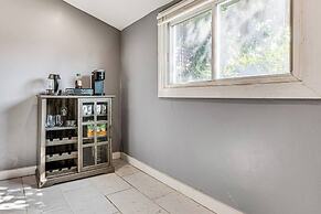 Charming 2 Bedroom with in Home Gym