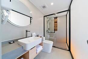 Yangshuo Mountain and City Resort