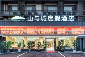 Yangshuo Mountain and City Resort