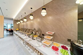 Yangshuo Mountain and City Resort