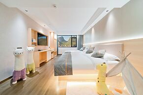 Yangshuo Mountain and City Resort