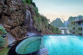 Yangshuo Mountain and City Resort