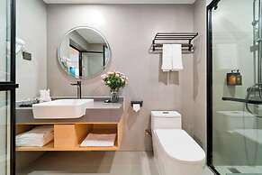 Yangshuo Mountain and City Resort