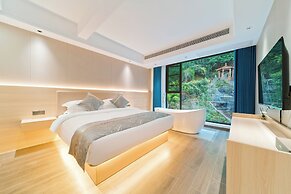 Yangshuo Mountain and City Resort