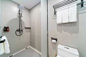 Yangshuo Mountain and City Resort