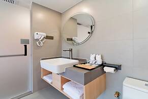 Yangshuo Mountain and City Resort