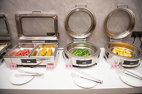 Yangshuo Mountain and City Resort