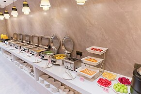 Yangshuo Mountain and City Resort