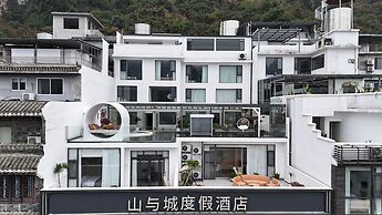 Yangshuo Mountain and City Resort