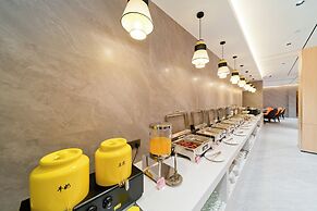 Yangshuo Mountain and City Resort