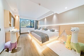 Yangshuo Mountain and City Resort