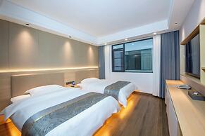 Yangshuo Mountain and City Resort