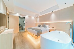 Yangshuo Mountain and City Resort