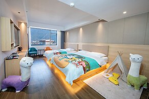 Yangshuo Mountain and City Resort