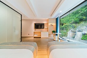 Yangshuo Mountain and City Resort