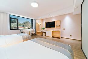 Yangshuo Mountain and City Resort