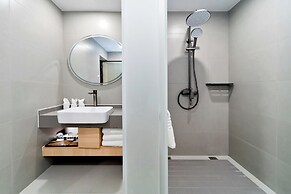 Yangshuo Mountain and City Resort