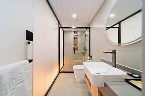 Yangshuo Mountain and City Resort