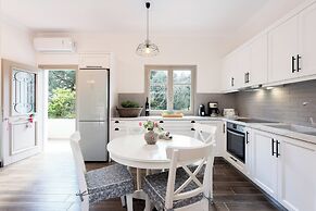 Verde Olive Three-Bedroom Holiday Home by Konnect