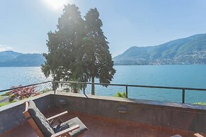 Front Lake Apartment With Private Funicular