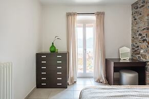 Lake View Terrace Apartment