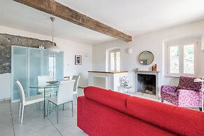 Lake View Terrace Apartment