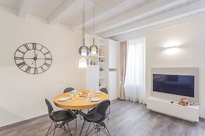 Modern & Stylish Apartment in Como City