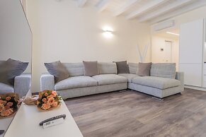 Modern & Stylish Apartment in Como City