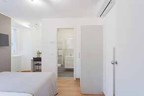 Pozzo Vertical Apartment With Garden and Parking